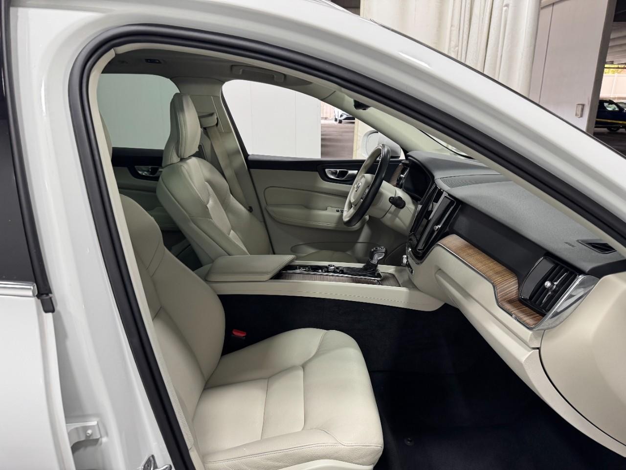 Volvo XC60 Vehicle Full-screen Gallery Image 17