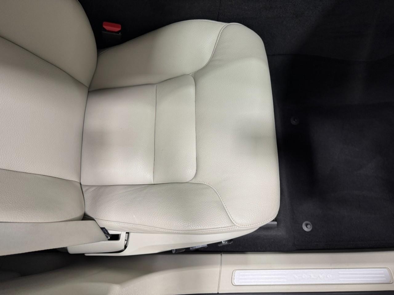 Volvo XC60 Vehicle Full-screen Gallery Image 18