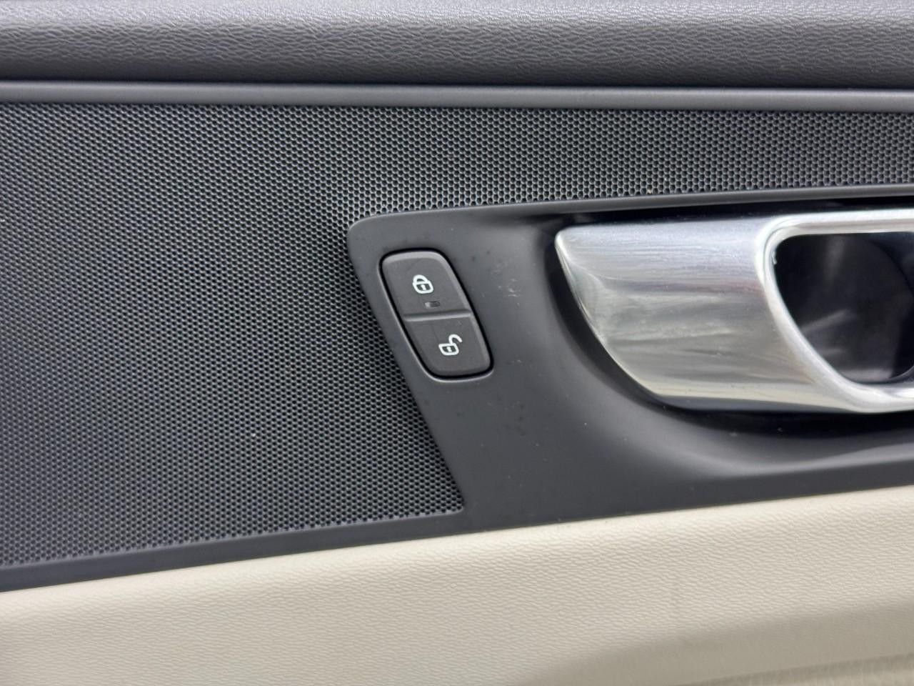 Volvo XC60 Vehicle Full-screen Gallery Image 20