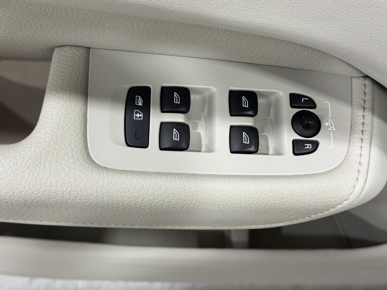 Volvo XC60 Vehicle Full-screen Gallery Image 23