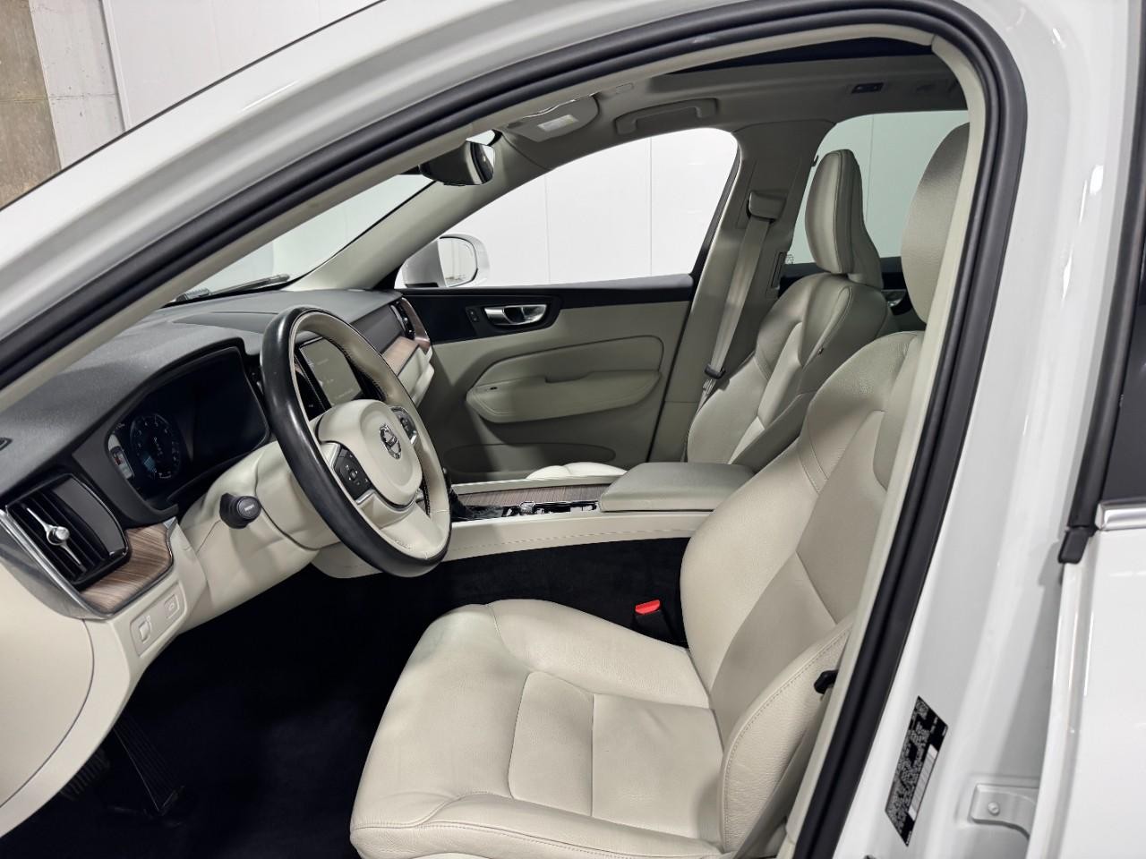 Volvo XC60 Vehicle Full-screen Gallery Image 24