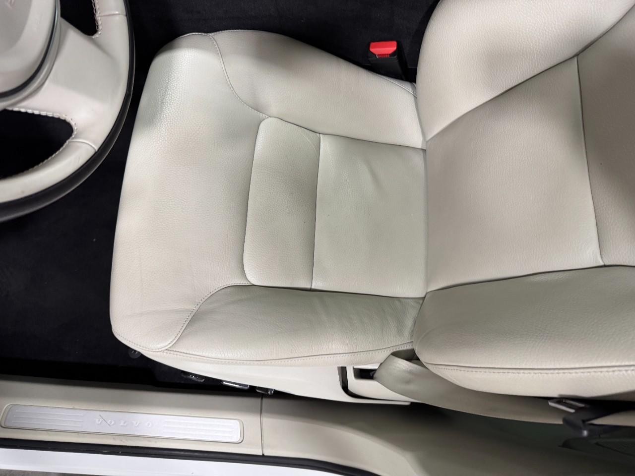 Volvo XC60 Vehicle Full-screen Gallery Image 25