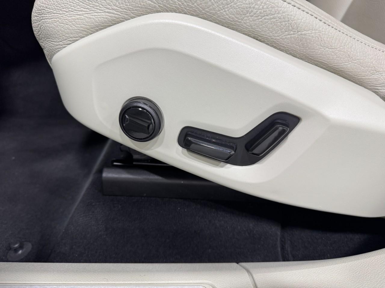 Volvo XC60 Vehicle Full-screen Gallery Image 26