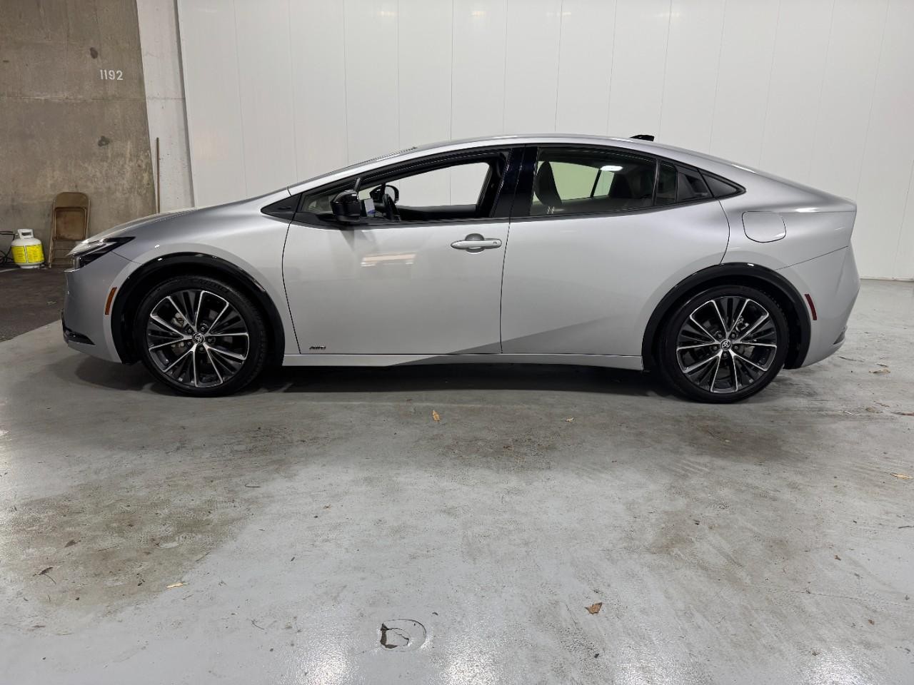 Toyota Prius Vehicle Full-screen Gallery Image 2