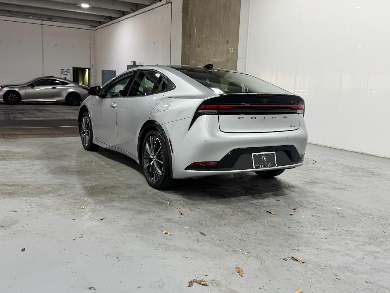 Toyota Prius Vehicle Full-screen Gallery Image 3