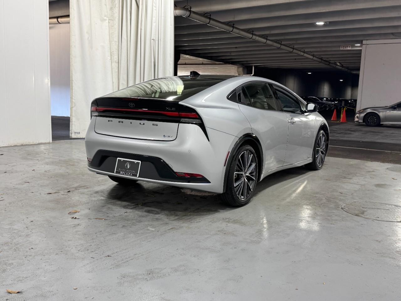 Toyota Prius Vehicle Full-screen Gallery Image 4