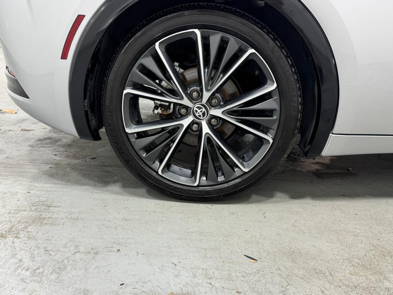 Toyota Prius Vehicle Full-screen Gallery Image 5