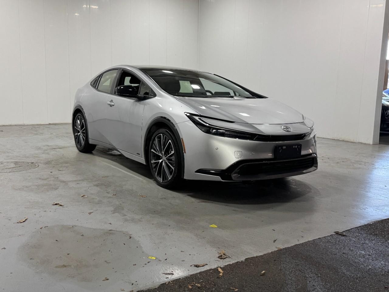 Toyota Prius Vehicle Full-screen Gallery Image 6