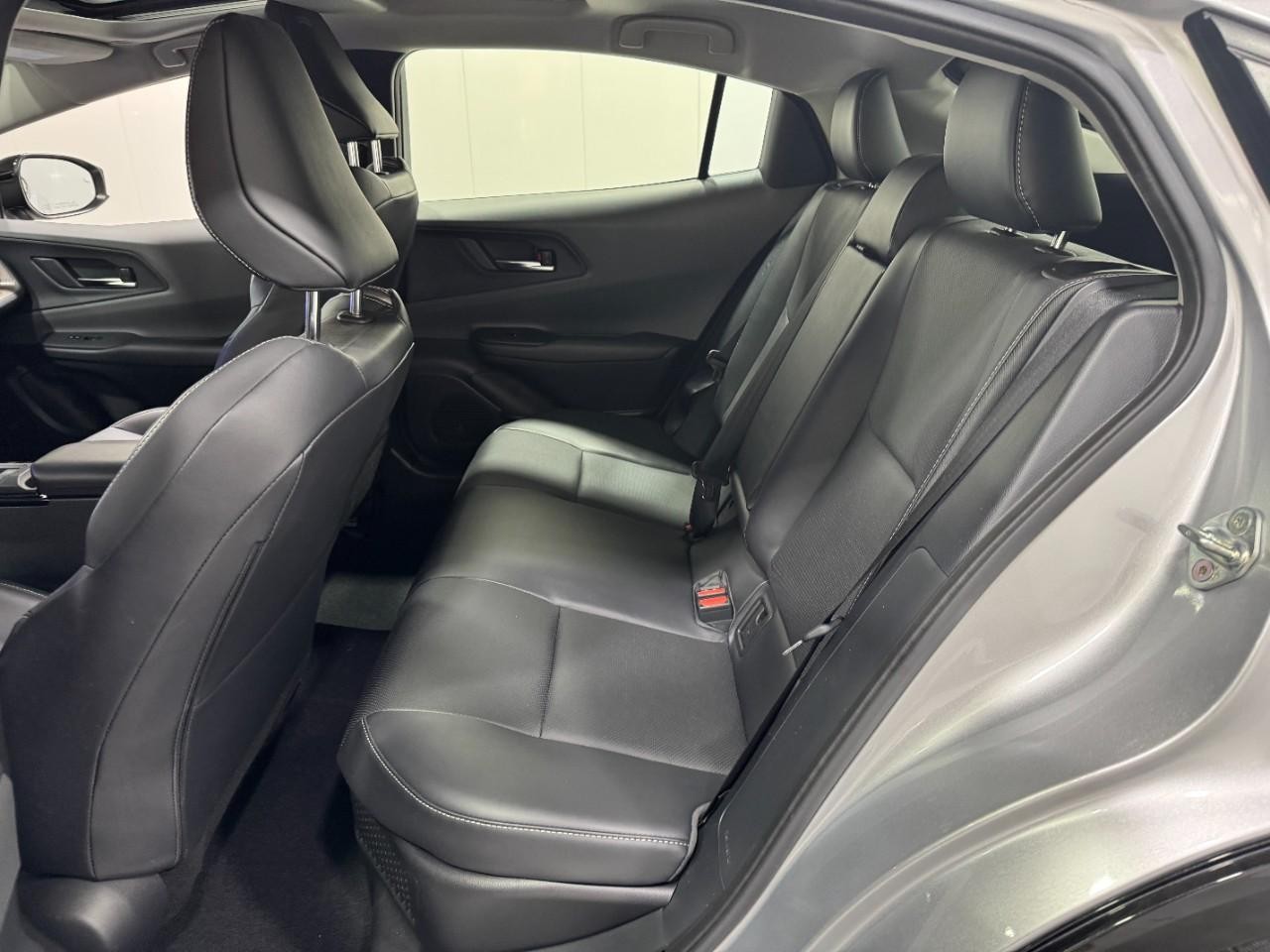 Toyota Prius Vehicle Full-screen Gallery Image 8