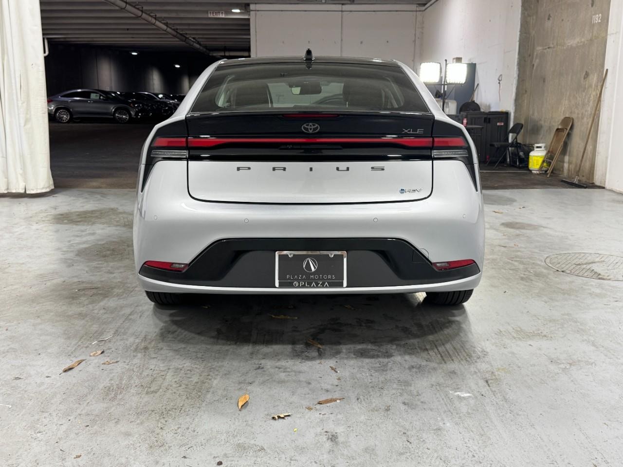 Toyota Prius Vehicle Full-screen Gallery Image 9