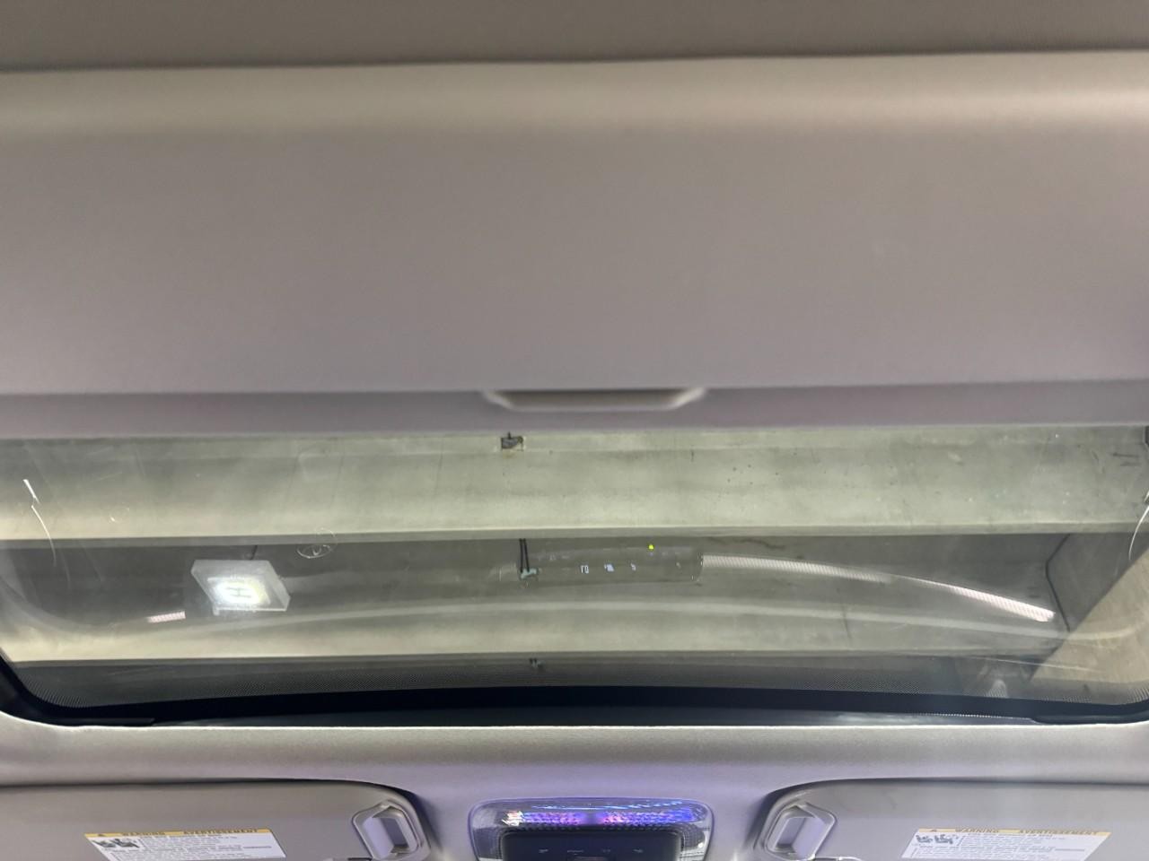 Toyota Prius Vehicle Full-screen Gallery Image 11