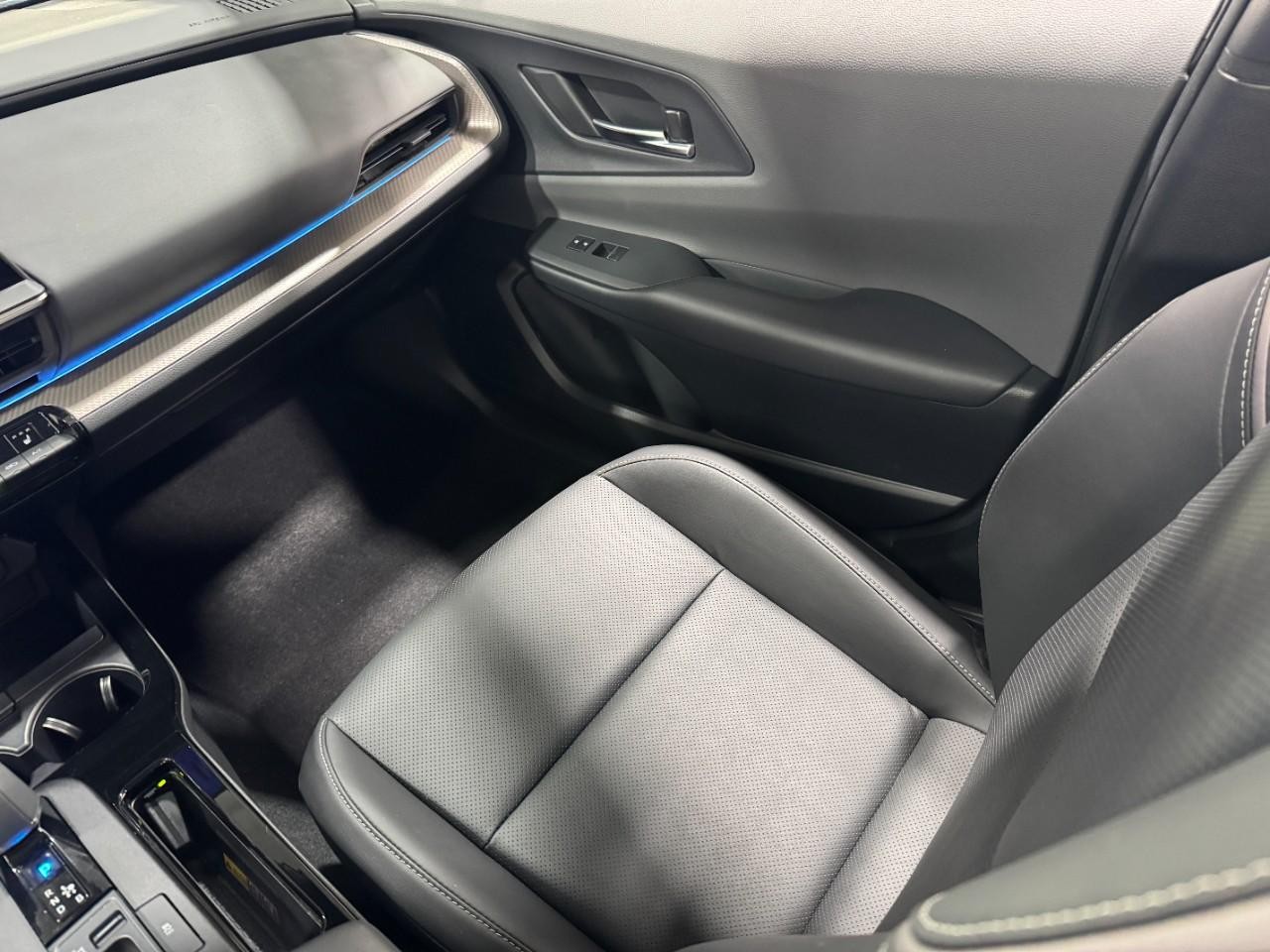 Toyota Prius Vehicle Full-screen Gallery Image 16