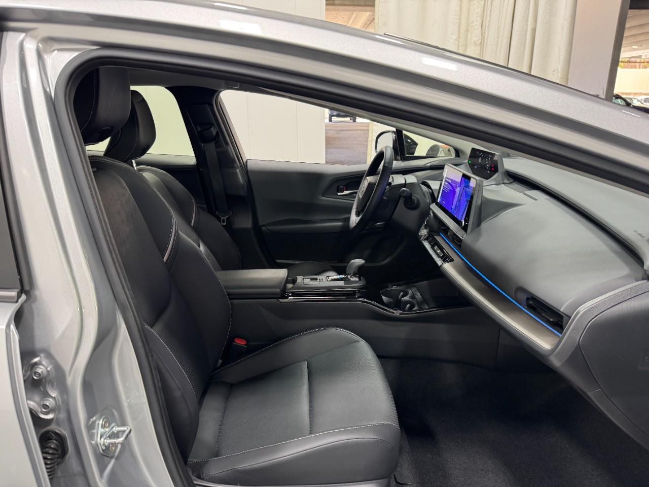 Toyota Prius Vehicle Full-screen Gallery Image 17