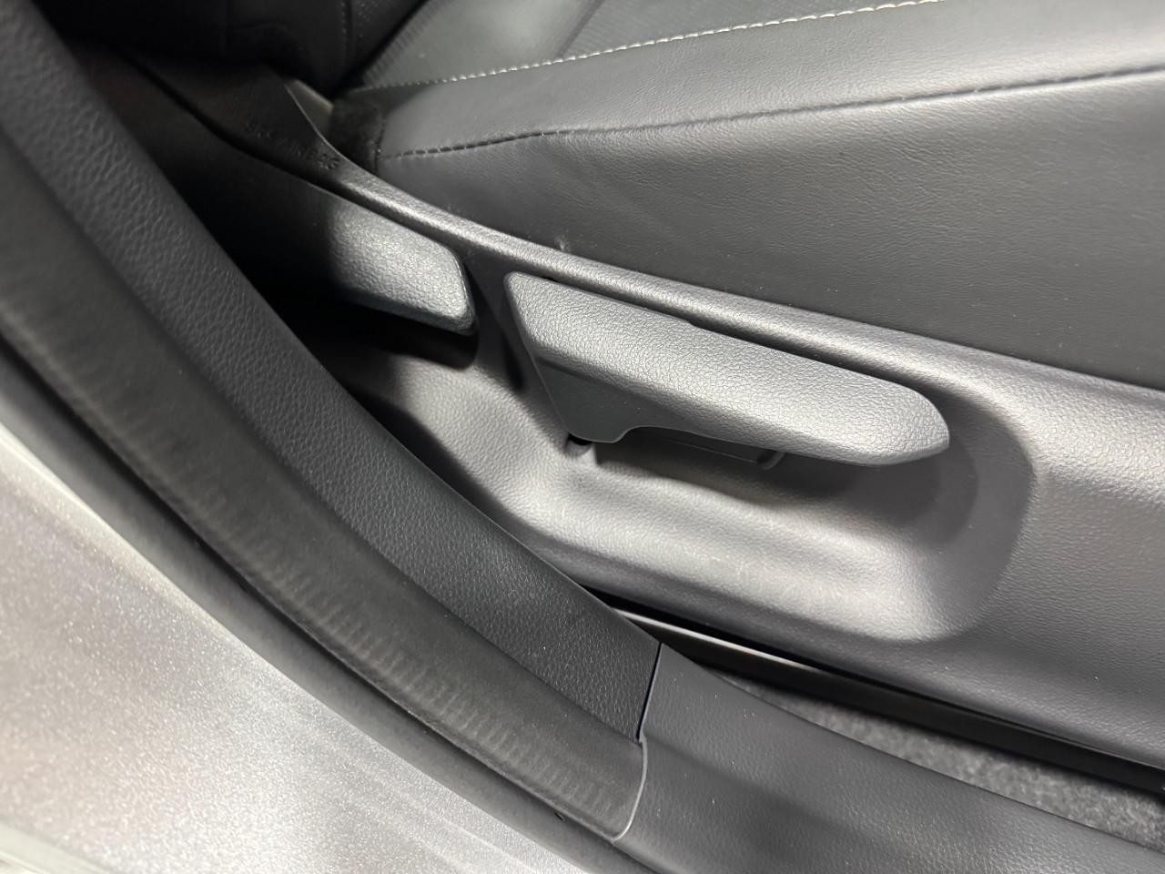 Toyota Prius Vehicle Full-screen Gallery Image 19