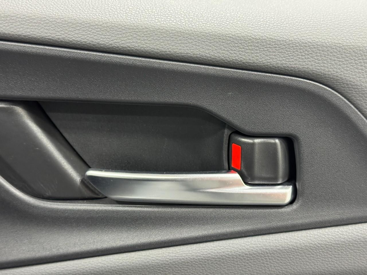 Toyota Prius Vehicle Full-screen Gallery Image 20