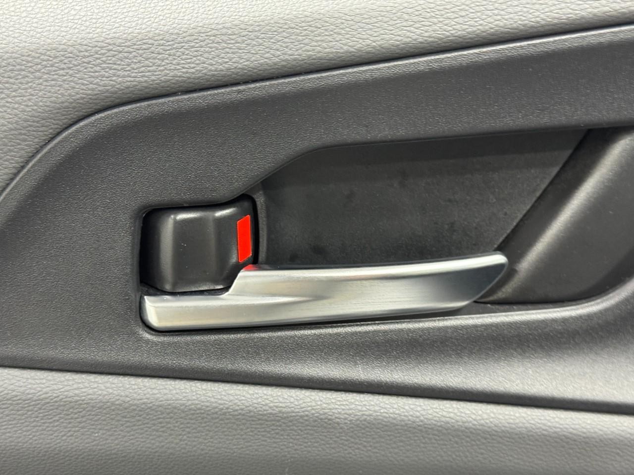 Toyota Prius Vehicle Full-screen Gallery Image 22