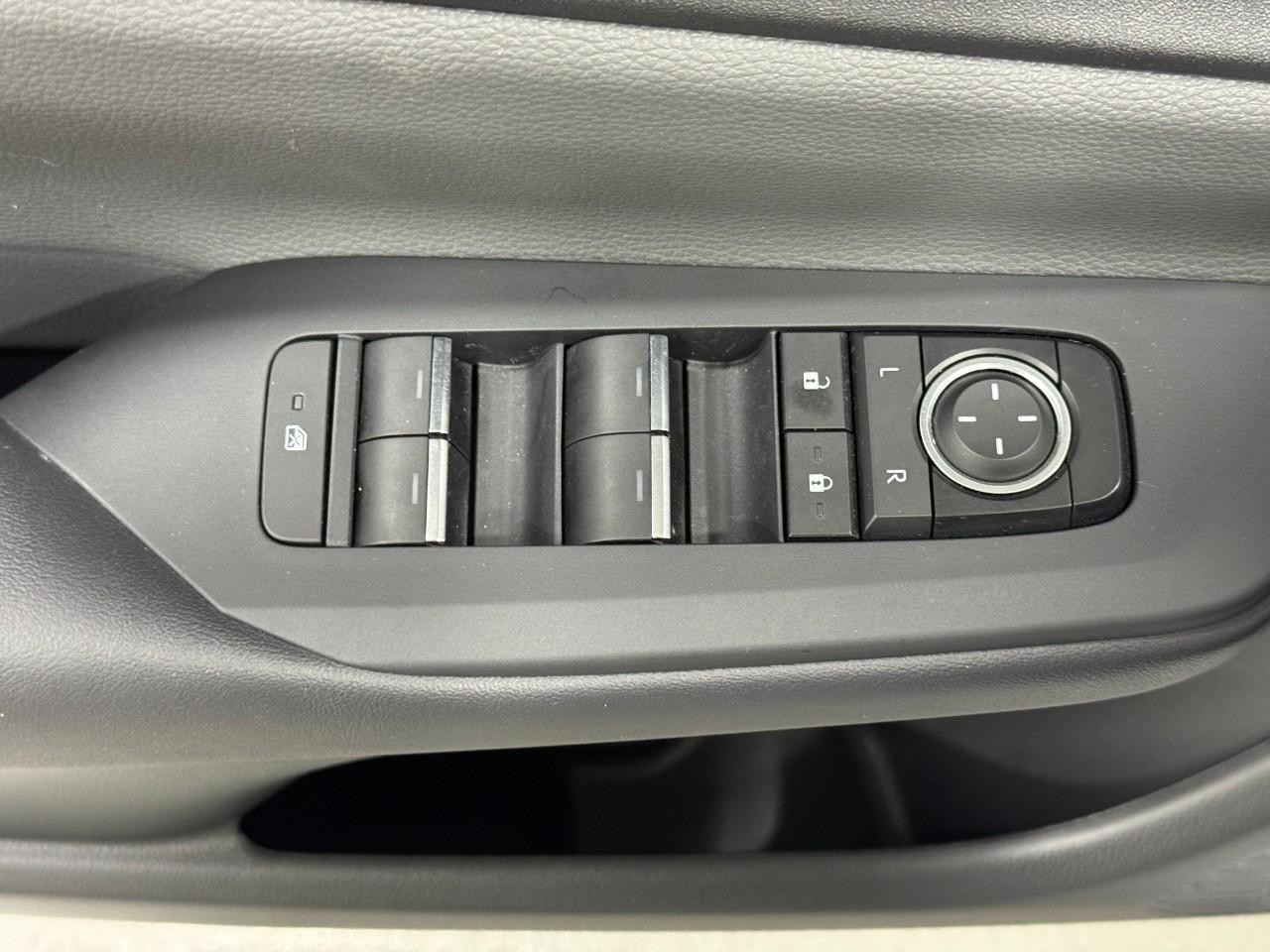 Toyota Prius Vehicle Full-screen Gallery Image 23