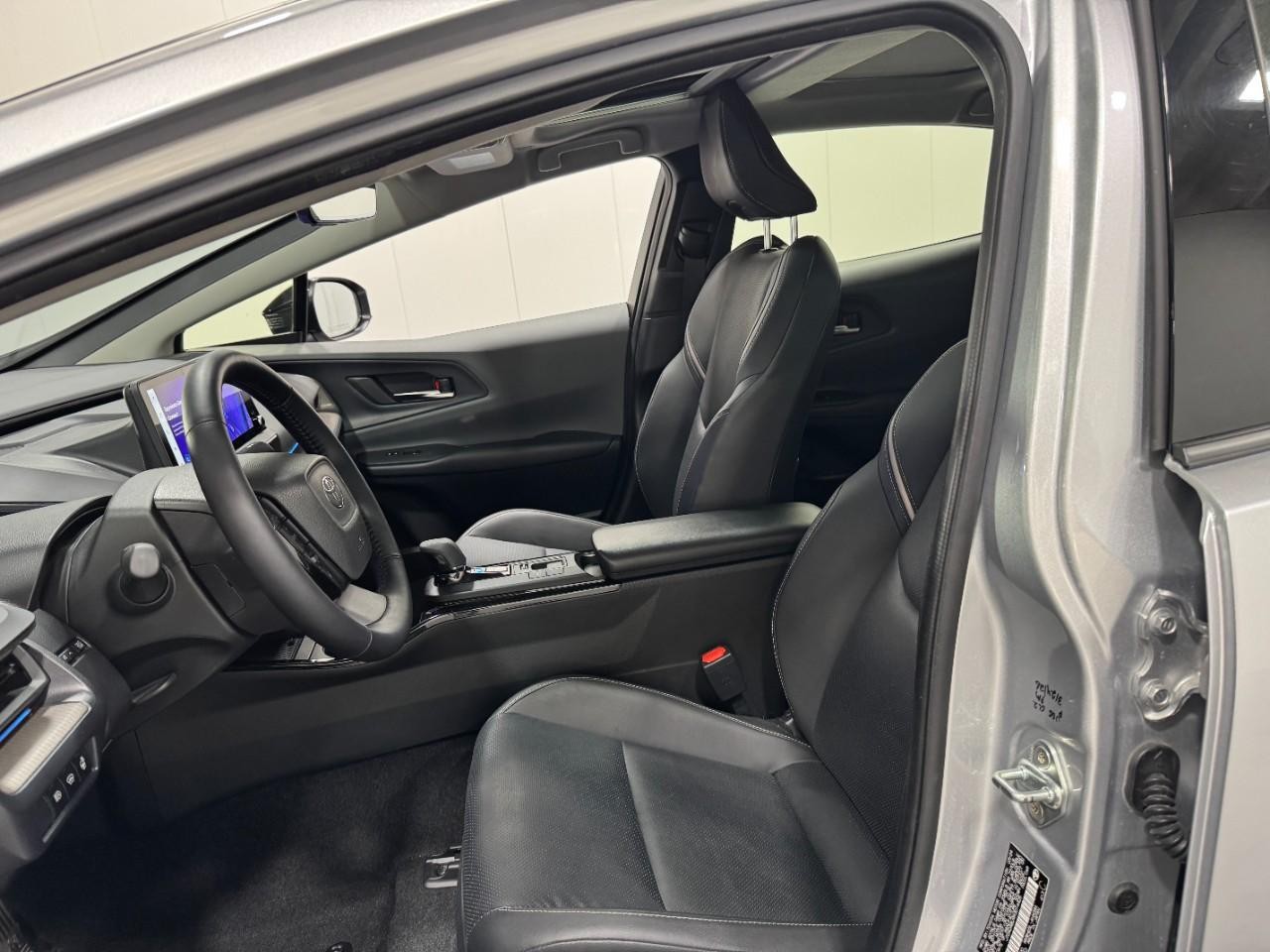 Toyota Prius Vehicle Full-screen Gallery Image 24