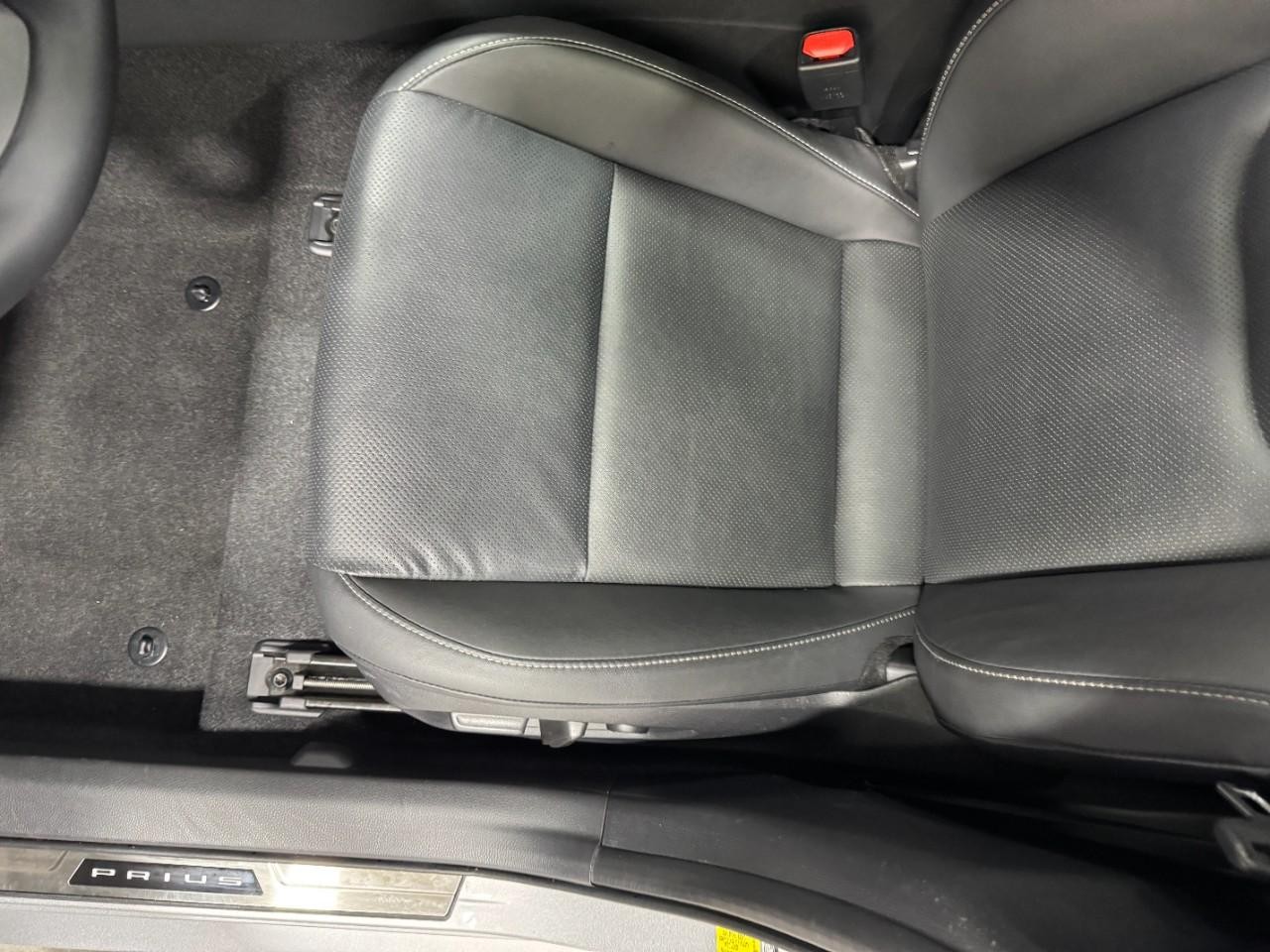 Toyota Prius Vehicle Full-screen Gallery Image 25