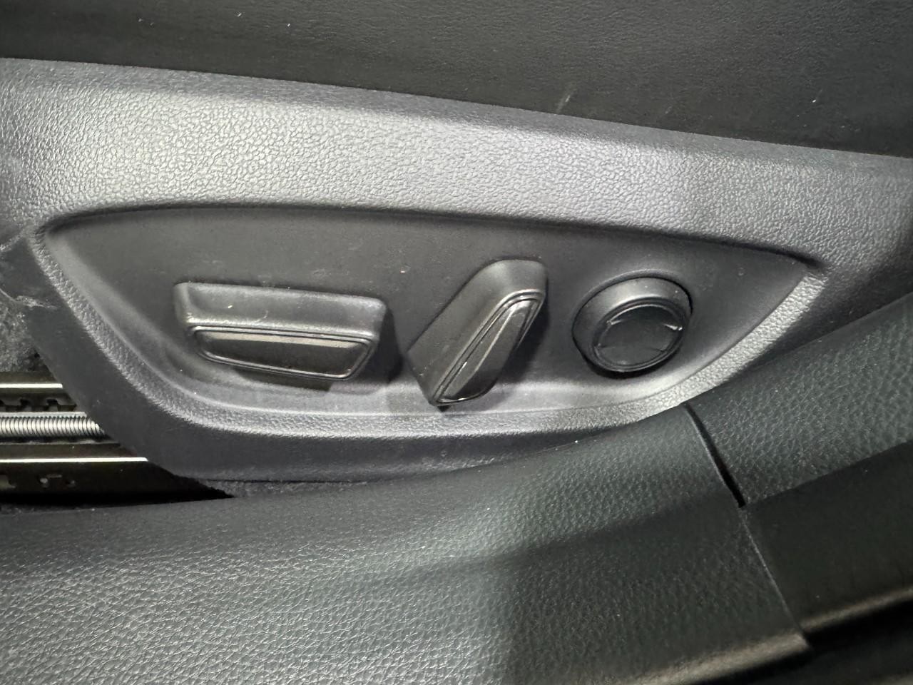 Toyota Prius Vehicle Full-screen Gallery Image 26