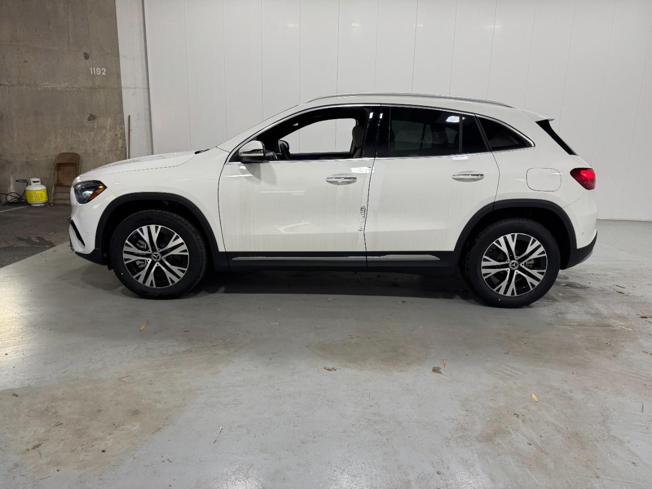 Mercedes-Benz GLA Vehicle Full-screen Gallery Image 2