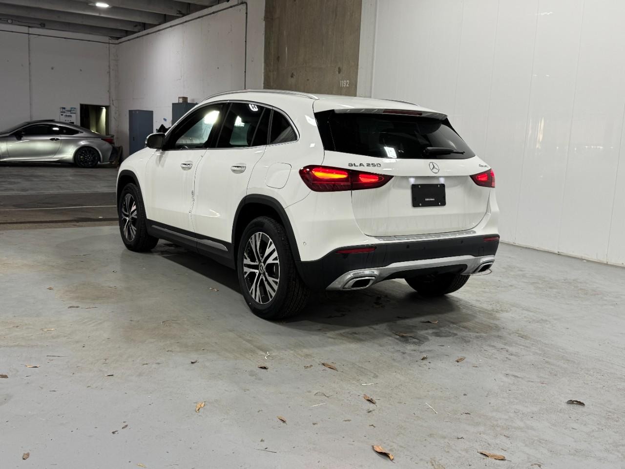 Mercedes-Benz GLA Vehicle Full-screen Gallery Image 3