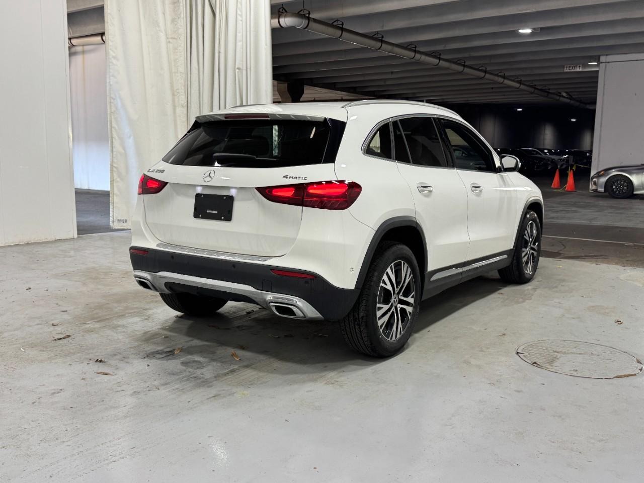 Mercedes-Benz GLA Vehicle Full-screen Gallery Image 4