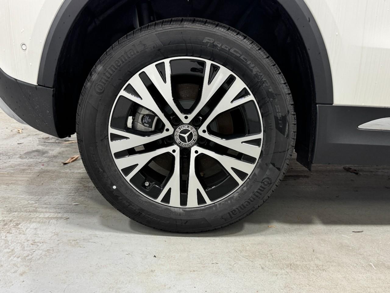 Mercedes-Benz GLA Vehicle Full-screen Gallery Image 5