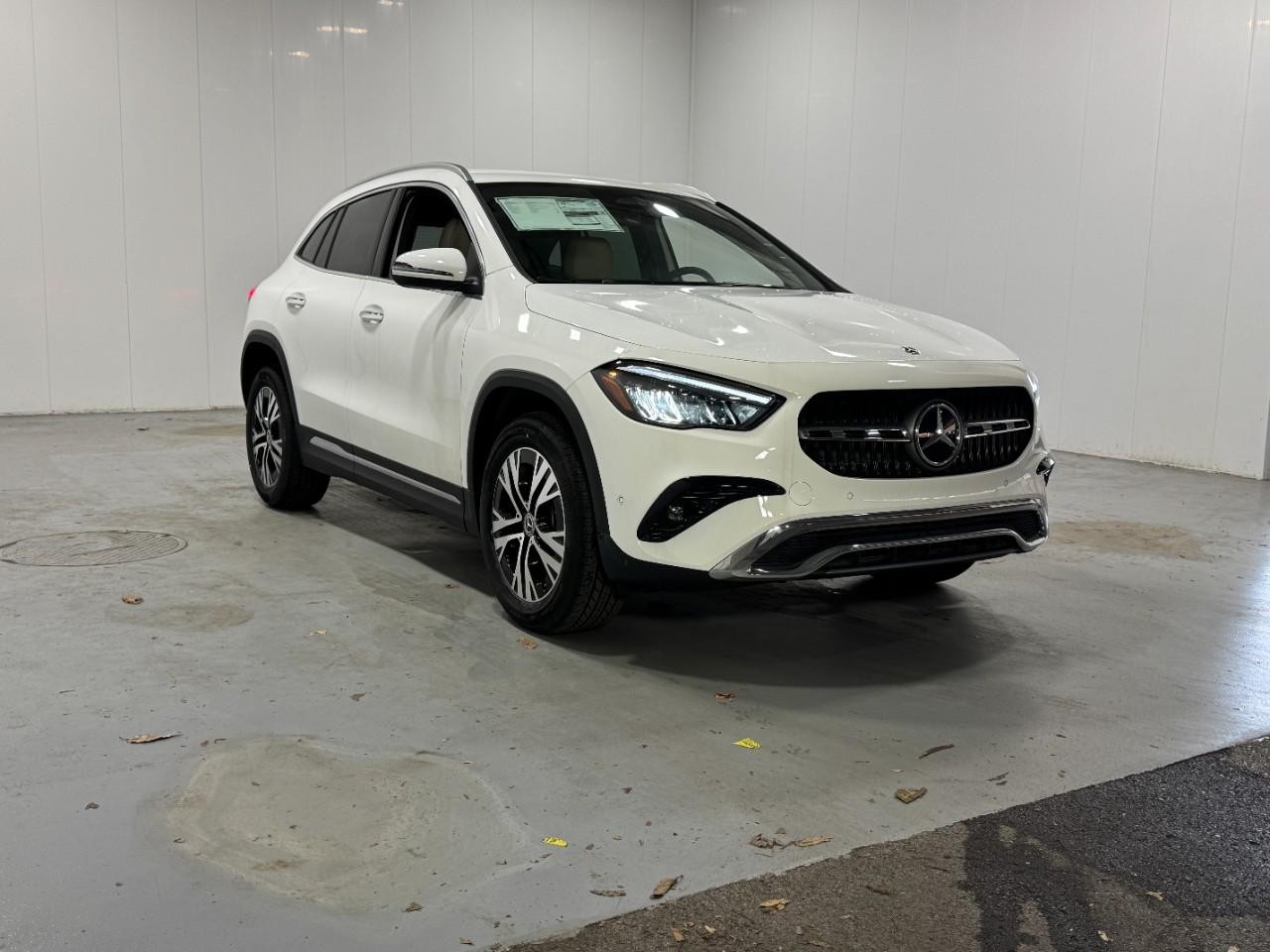 Mercedes-Benz GLA Vehicle Full-screen Gallery Image 6