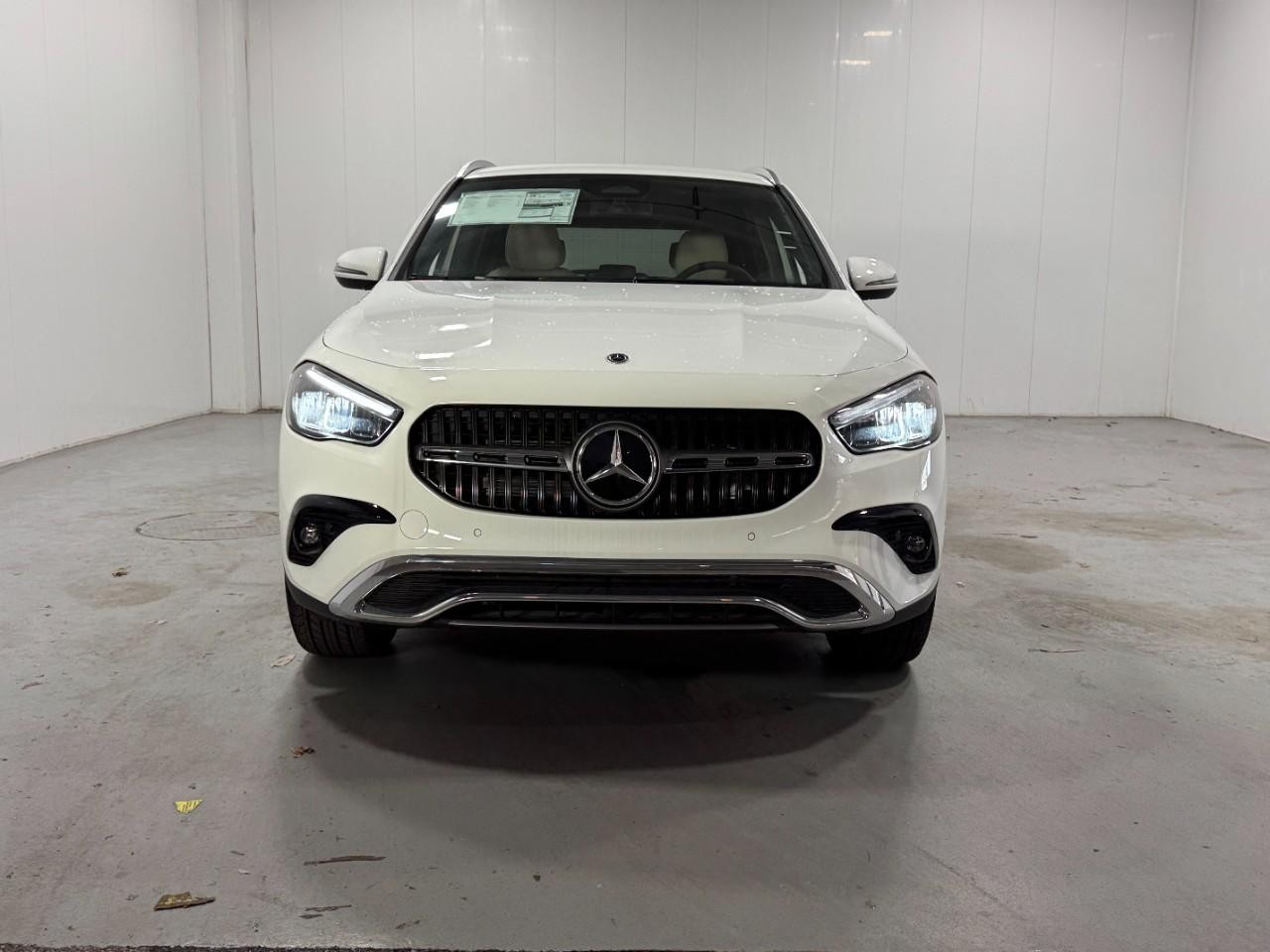 Mercedes-Benz GLA Vehicle Full-screen Gallery Image 7