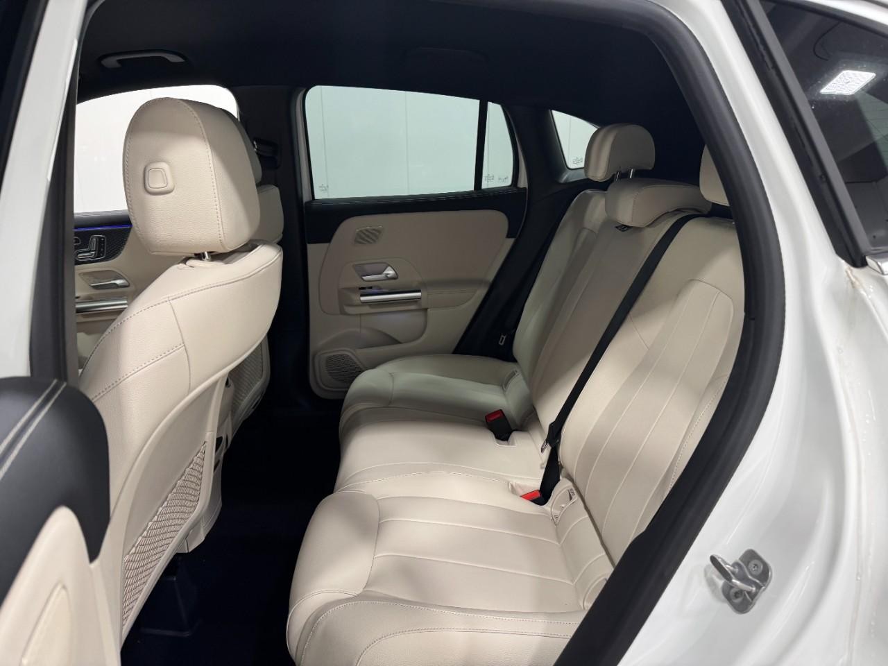 Mercedes-Benz GLA Vehicle Full-screen Gallery Image 8