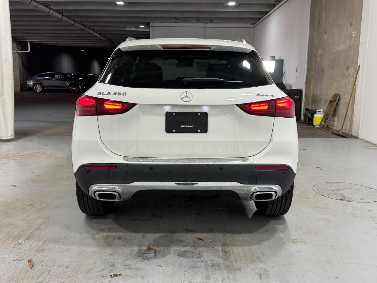 Mercedes-Benz GLA Vehicle Full-screen Gallery Image 9