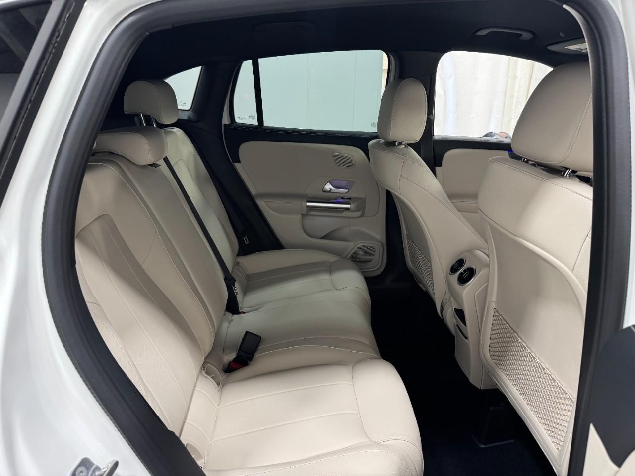 Mercedes-Benz GLA Vehicle Full-screen Gallery Image 10