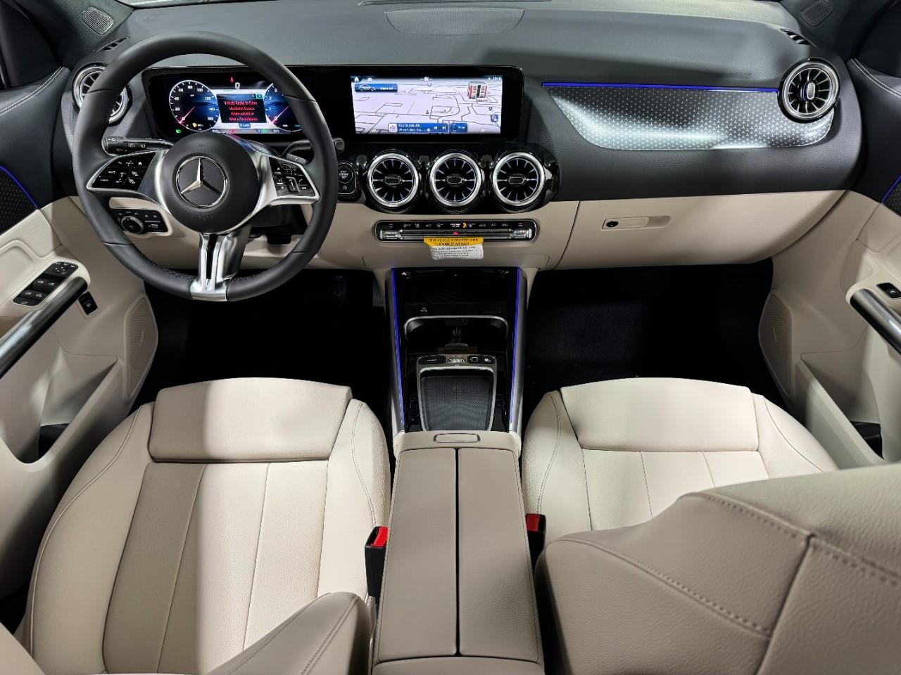 Mercedes-Benz GLA Vehicle Full-screen Gallery Image 11