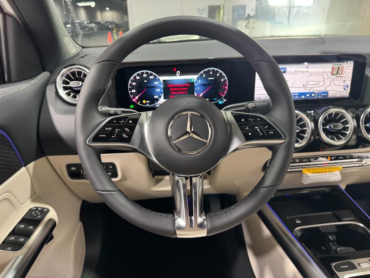 Mercedes-Benz GLA Vehicle Full-screen Gallery Image 12