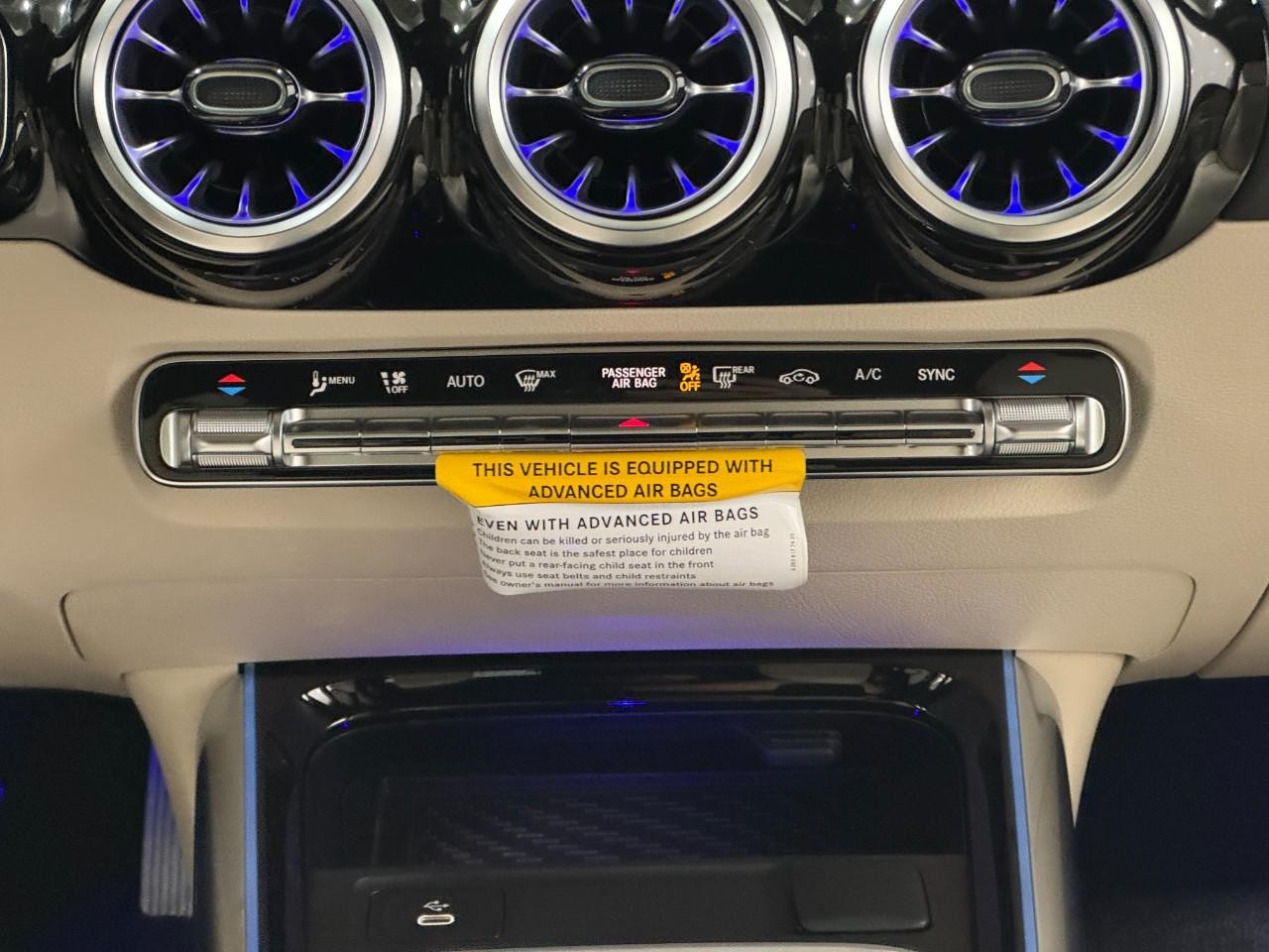 Mercedes-Benz GLA Vehicle Full-screen Gallery Image 14