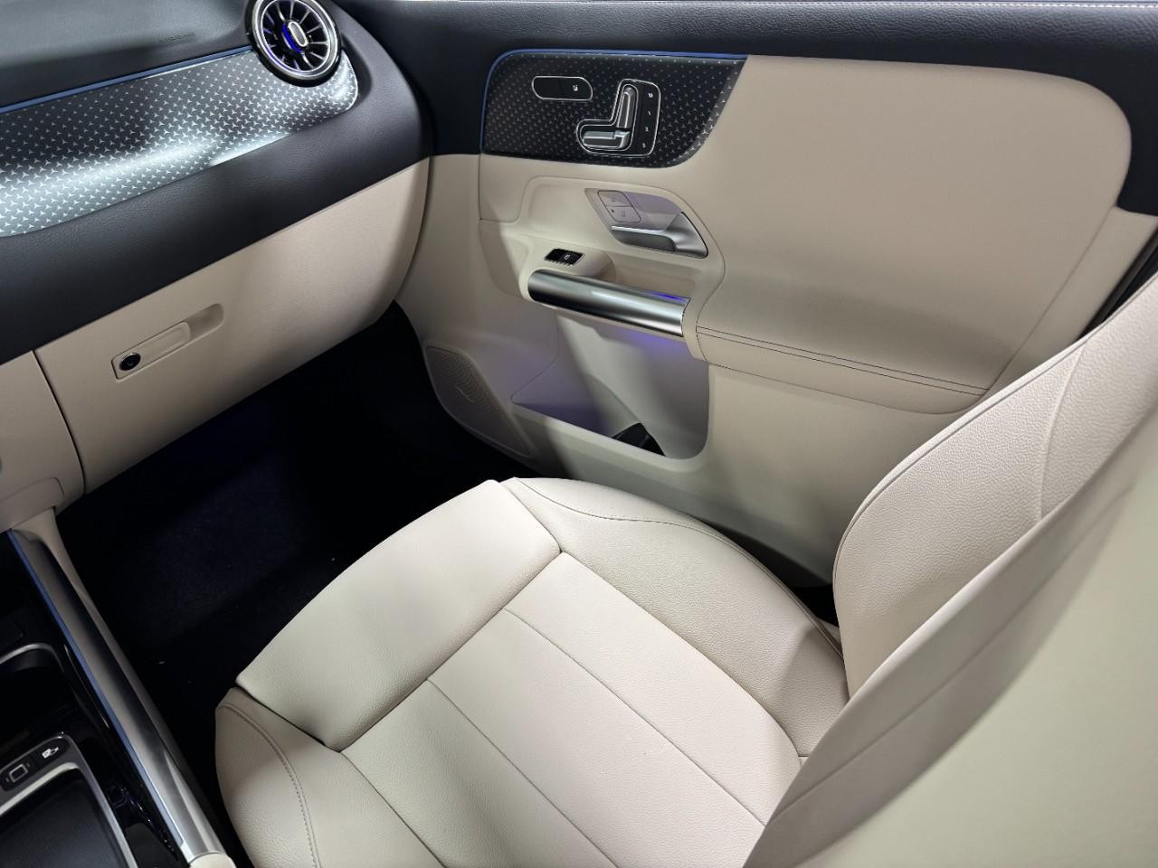 Mercedes-Benz GLA Vehicle Full-screen Gallery Image 15