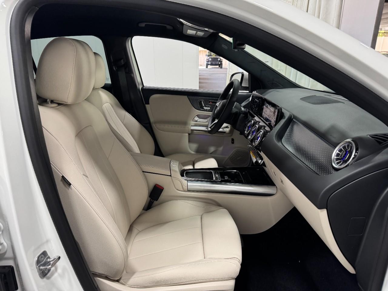 Mercedes-Benz GLA Vehicle Full-screen Gallery Image 16