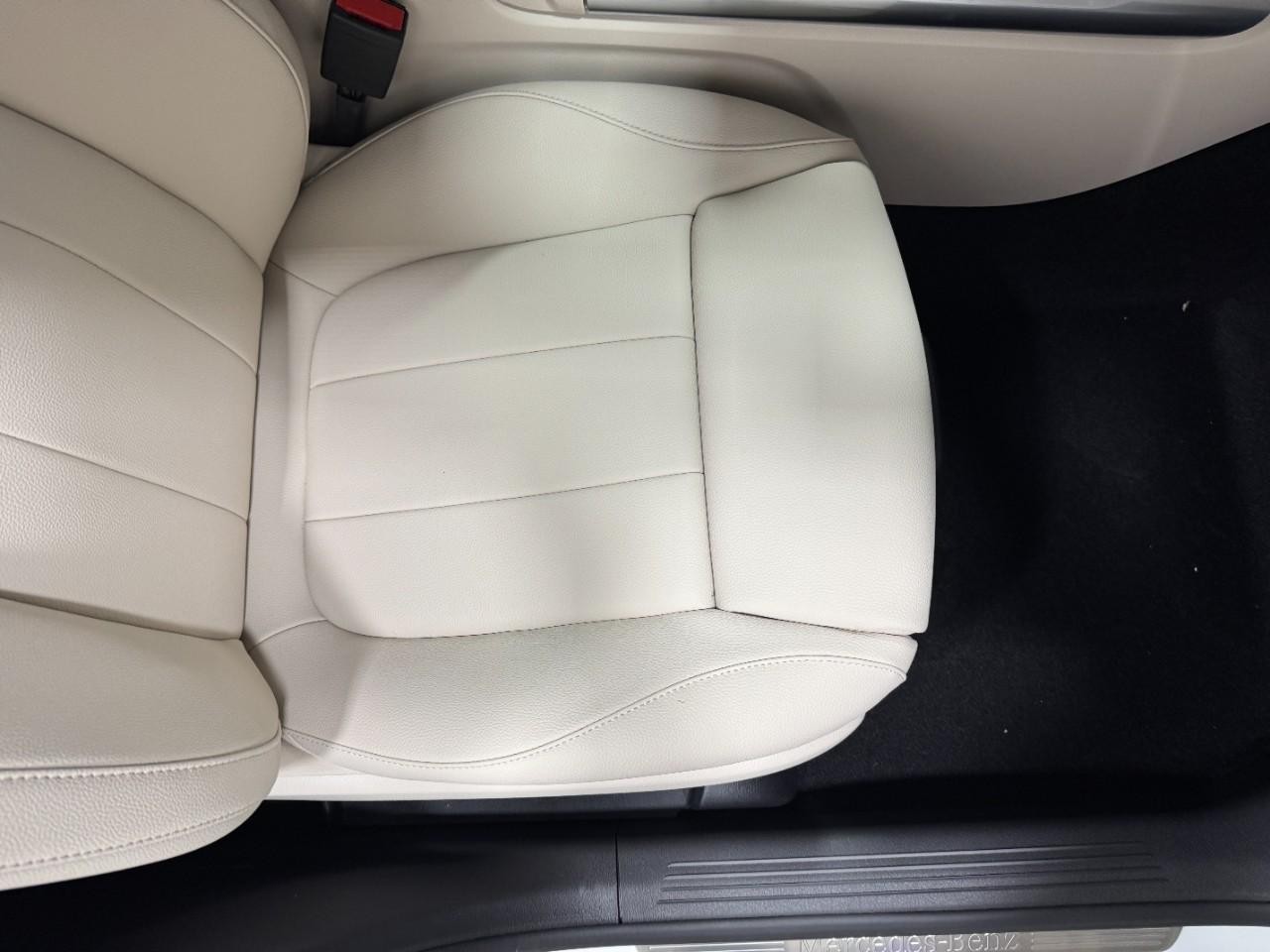 Mercedes-Benz GLA Vehicle Full-screen Gallery Image 17