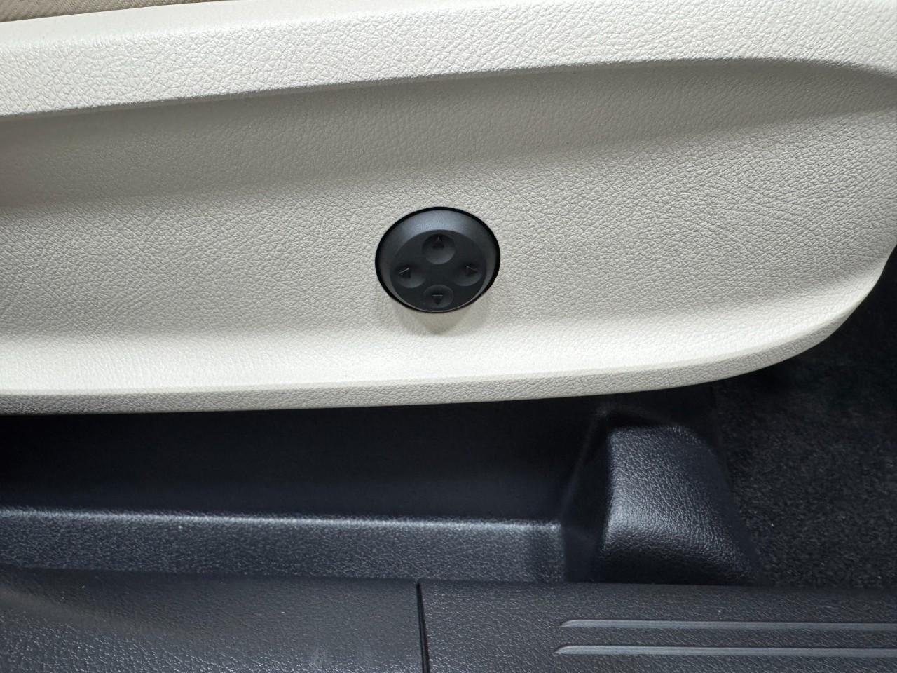 Mercedes-Benz GLA Vehicle Full-screen Gallery Image 18