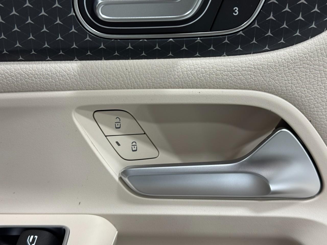 Mercedes-Benz GLA Vehicle Full-screen Gallery Image 20