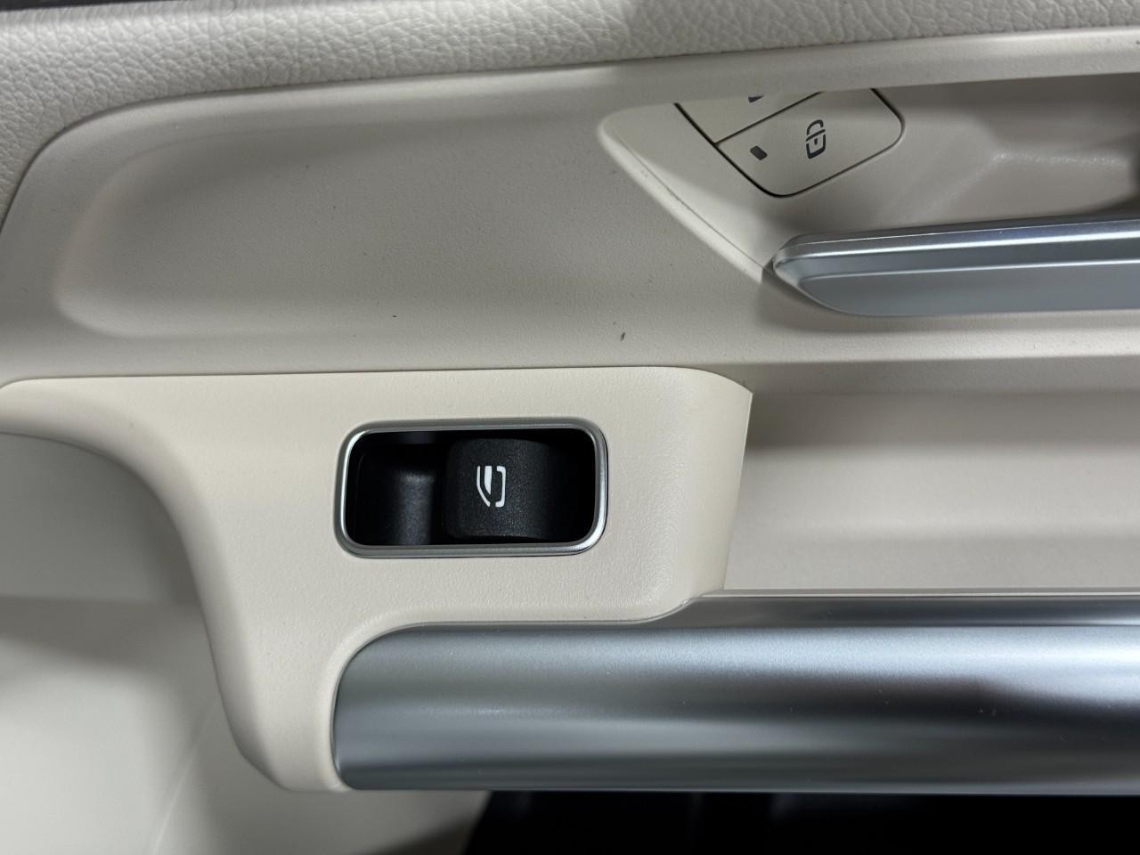 Mercedes-Benz GLA Vehicle Full-screen Gallery Image 21