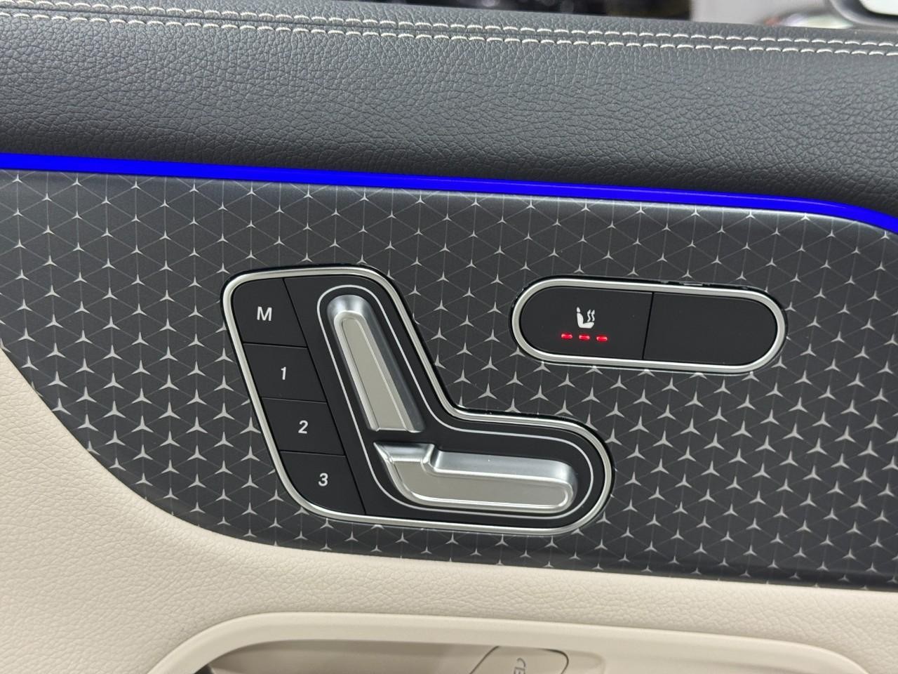 Mercedes-Benz GLA Vehicle Full-screen Gallery Image 22