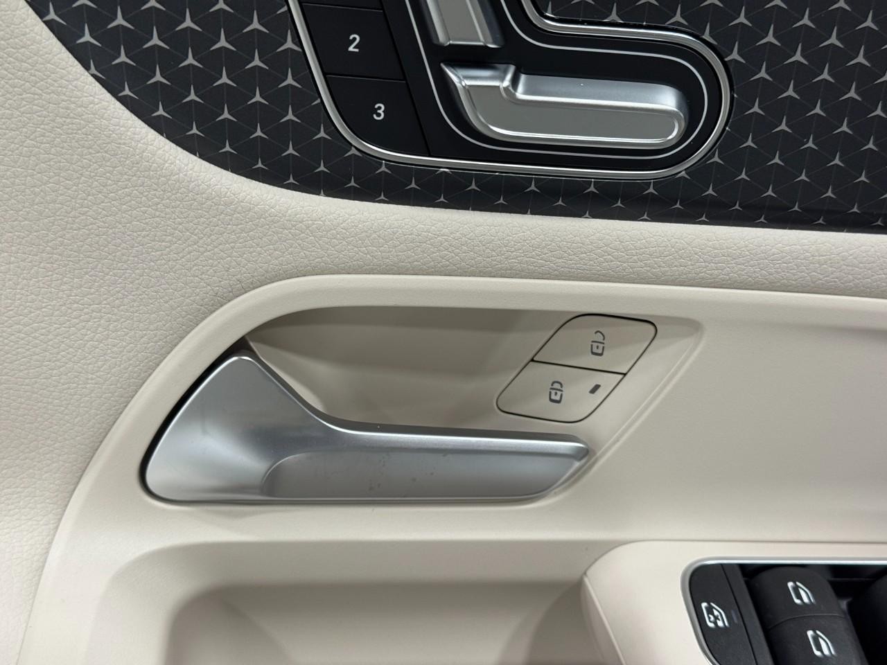 Mercedes-Benz GLA Vehicle Full-screen Gallery Image 23