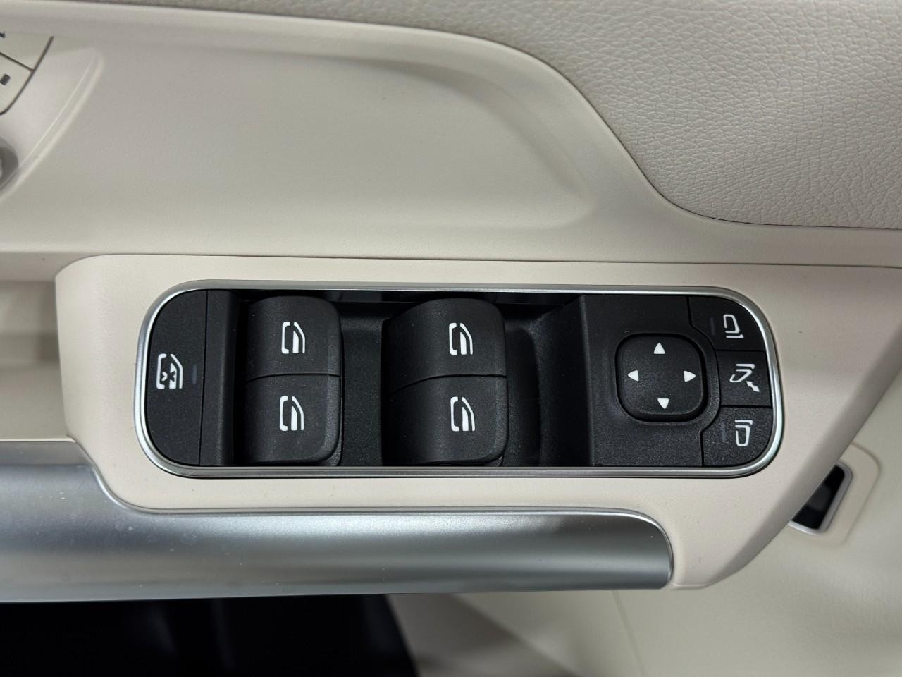 Mercedes-Benz GLA Vehicle Full-screen Gallery Image 24