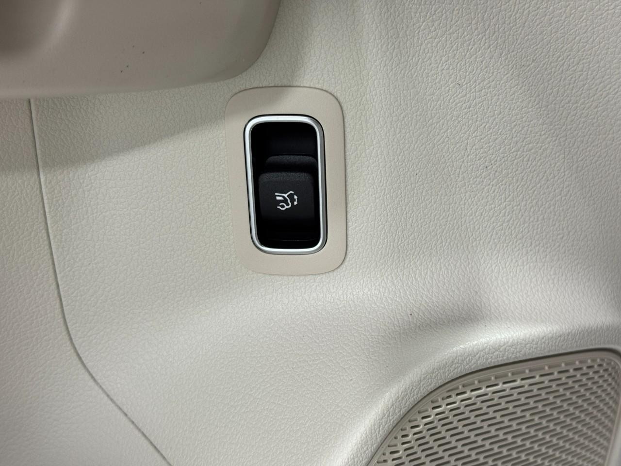 Mercedes-Benz GLA Vehicle Full-screen Gallery Image 25