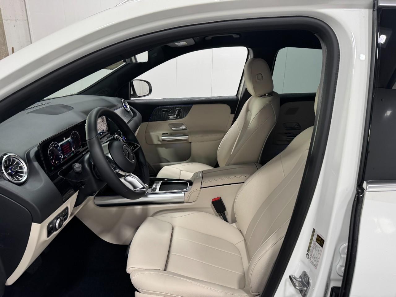 Mercedes-Benz GLA Vehicle Full-screen Gallery Image 26