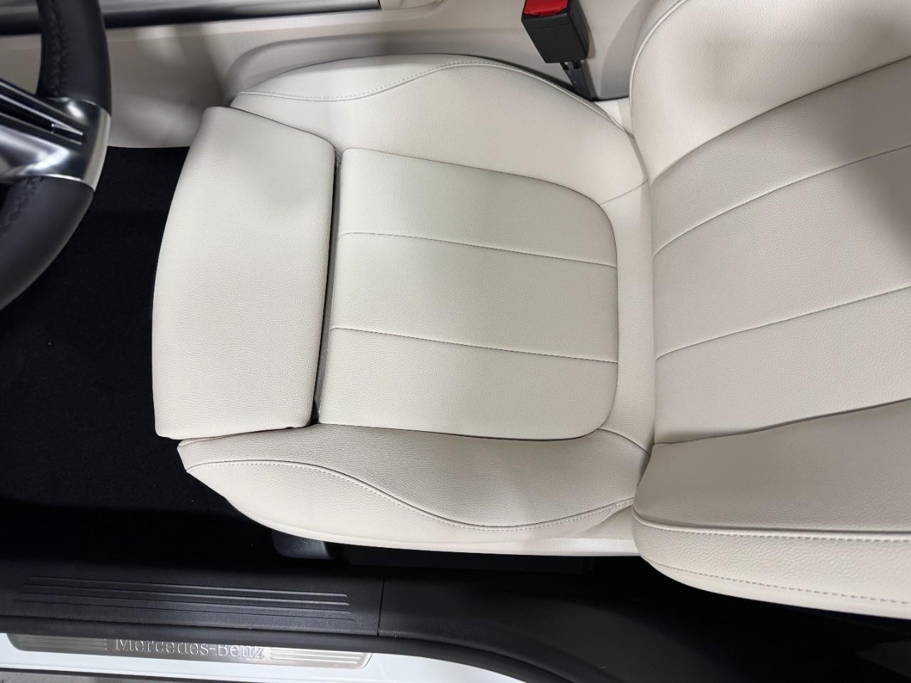 Mercedes-Benz GLA Vehicle Full-screen Gallery Image 27