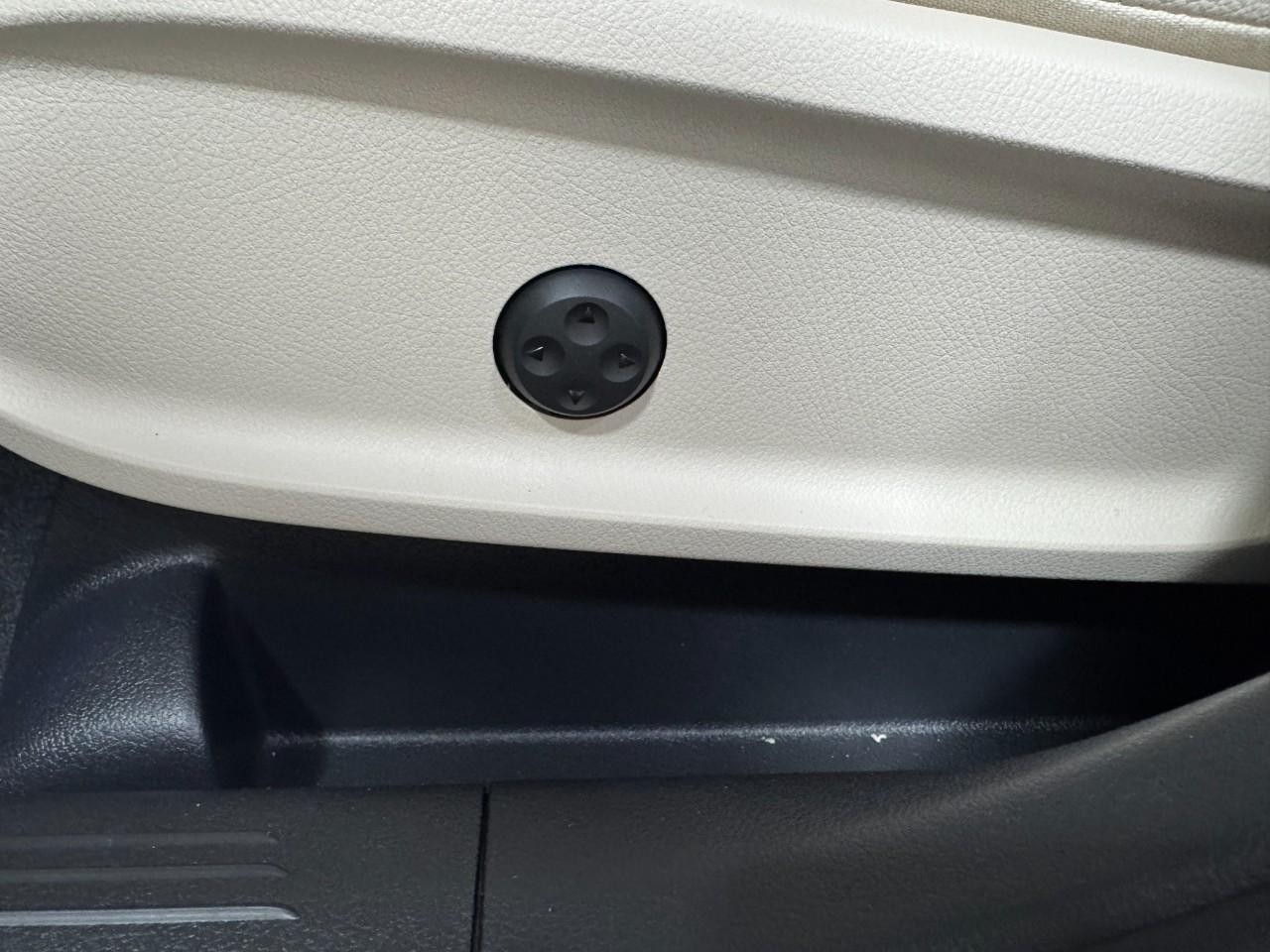 Mercedes-Benz GLA Vehicle Full-screen Gallery Image 28