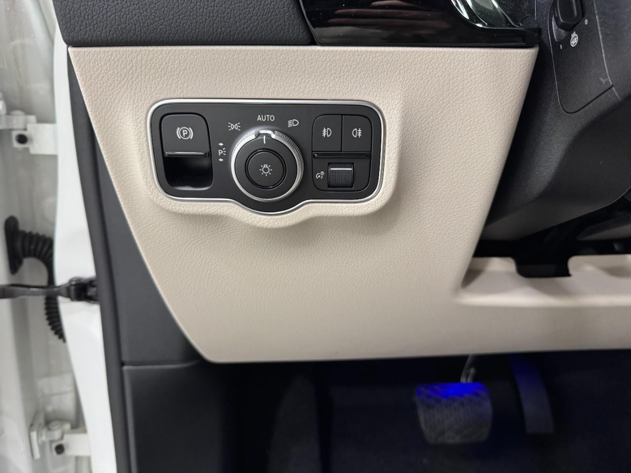 Mercedes-Benz GLA Vehicle Full-screen Gallery Image 29